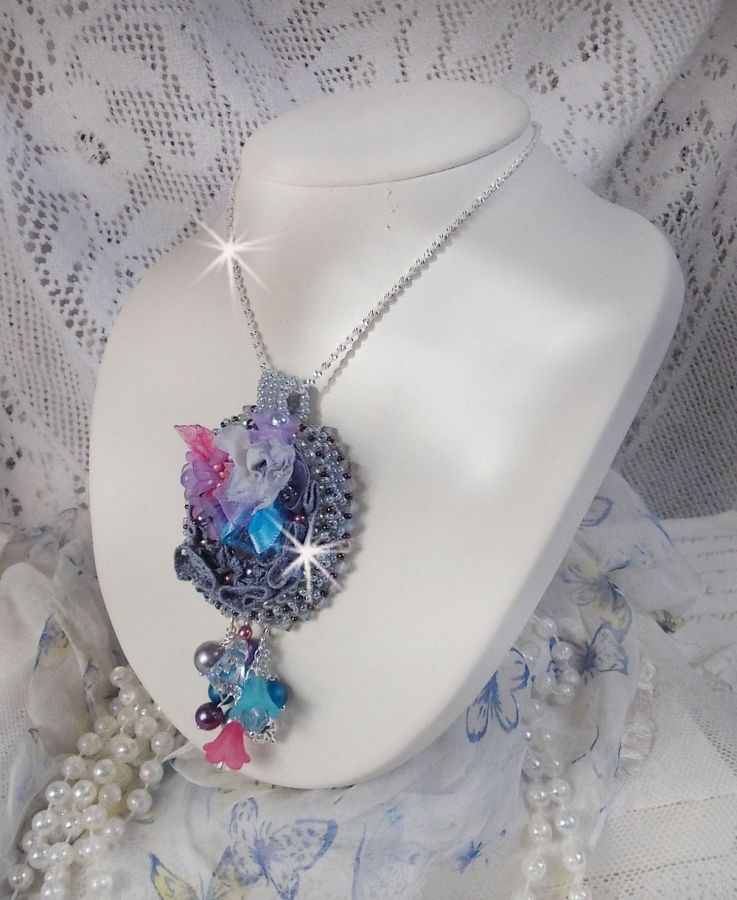 Mademoiselle Bluse Haute-Couture anheng brodert med Swarovskikrystaller, harpiksblomster, perleperler, frøperler og en 925 sølvkjede.