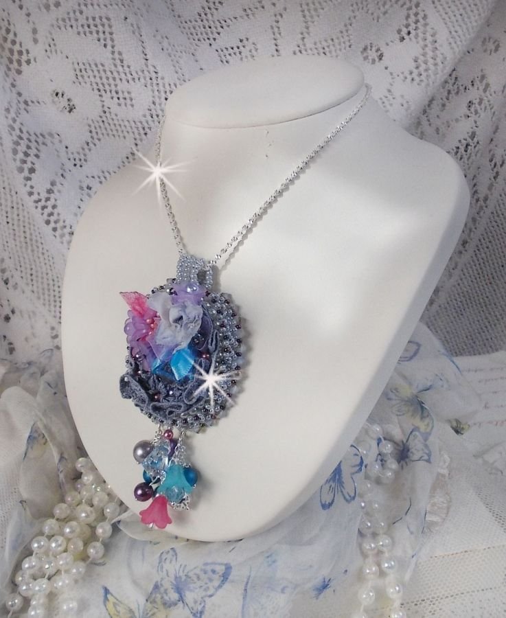 Mademoiselle Bluse Haute-Couture anheng brodert med Swarovskikrystaller, harpiksblomster, perleperler, frøperler og en 925 sølvkjede.