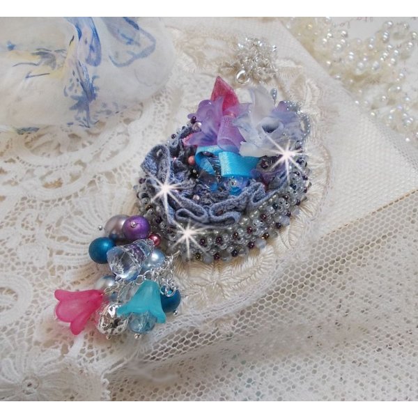 Mademoiselle Bluse Haute-Couture anheng brodert med Swarovskikrystaller, harpiksblomster, perleperler, fr&oslash;perler og en 925 s&oslash;lvkjede.