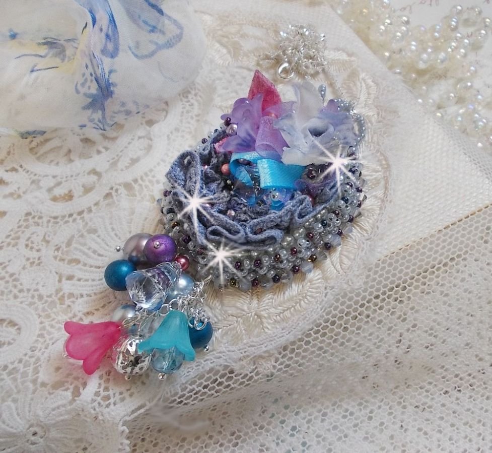 Mademoiselle Bluse Haute-Couture anheng brodert med Swarovskikrystaller, harpiksblomster, perleperler, frøperler og en 925 sølvkjede.