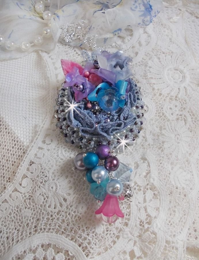 Mademoiselle Bluse Haute-Couture anheng brodert med Swarovskikrystaller, harpiksblomster, perleperler, frøperler og en 925 sølvkjede.