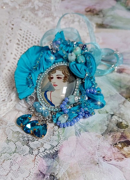 Pendentif Mademoiselle au style r&eacute;tro avec cabochon d&rsquo;une femme souriante, orn&eacute; d&rsquo;un ruban de soie Bleu, cristaux, perles verre : rocailles et roses, coupelles et cha&icirc;ne Argent 925/1000