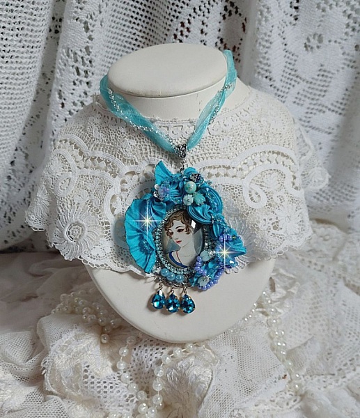 Pendentif Mademoiselle au style r&eacute;tro avec cabochon d&rsquo;une femme souriante, orn&eacute; d&rsquo;un ruban de soie Bleu, cristaux, perles verre : rocailles et roses, coupelles et cha&icirc;ne Argent 925/1000