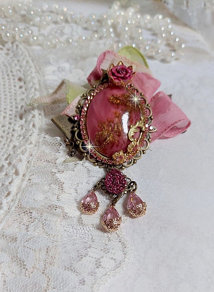 Pendentif Pampelone Fuchsia Haute Couture avec un cabochon artisanal et feuilles d&rsquo;or, orn&eacute; de strass, cristaux Roses, rose en r&eacute;sine, breloques, entretoises dentelles, Murano et ruban de soie
