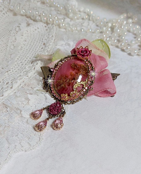 Pendentif Pampelone Fuchsia Haute Couture avec un cabochon artisanal et feuilles d&rsquo;or, orn&eacute; de strass, cristaux Roses, rose en r&eacute;sine, breloques, entretoises dentelles, Murano et ruban de soie