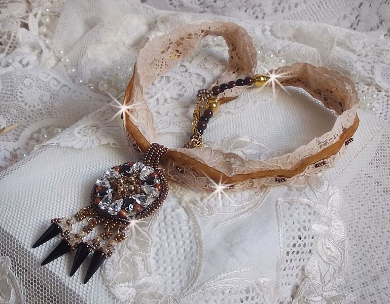 Pendentif Pampilles Amber brod&eacute; avec des Cristaux de Swarovski, des facettes Antique, des spikes noires, une estampe dor&eacute;e filigran&eacute;e, des rocailles et de la dentelle ancienne