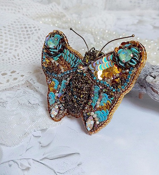 Pendentif Papillon Sauvage Ombr&eacute; brod&eacute; avec rocailles, sequins, strass et perles Cristal Swarovski
