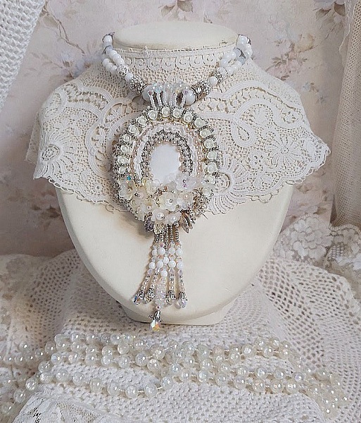 Pendentif Nuages Blancs brod&eacute; avec fleurs en r&eacute;sine, cabochon verre, perles de Jade, dentelle et perles cristal Swarovski