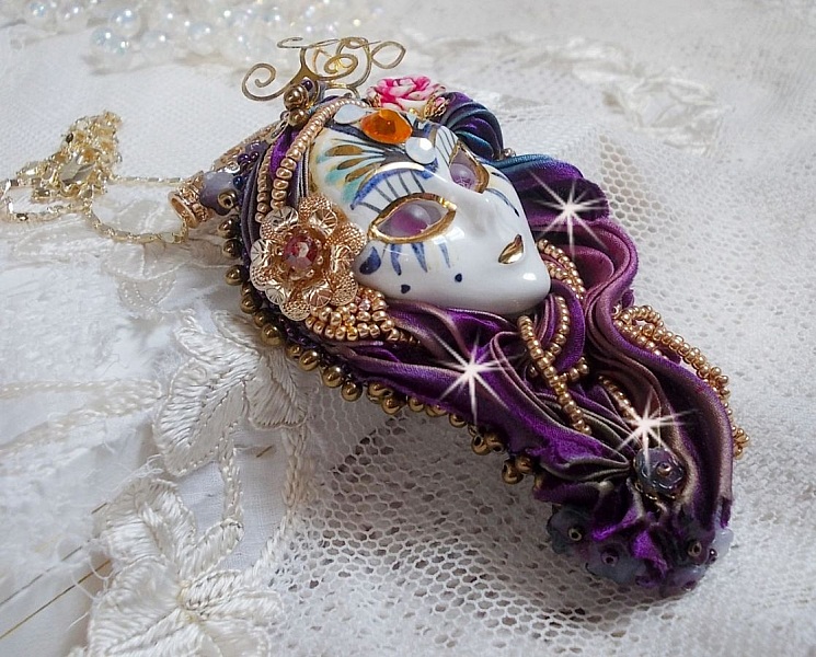 La Passionn&eacute;e de Venise anheng brodert med Shibori silkeb&aring;nd, halvedelstener Sugilite perler, krystaller og ulike perler