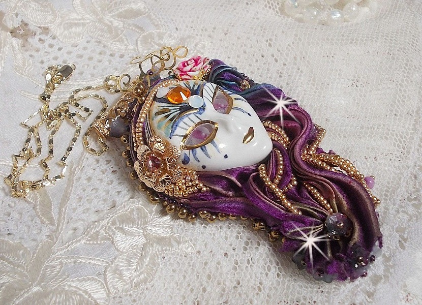 La Passionn&eacute;e de Venise anheng brodert med Shibori silkeb&aring;nd, halvedelstener Sugilite perler, krystaller og ulike perler