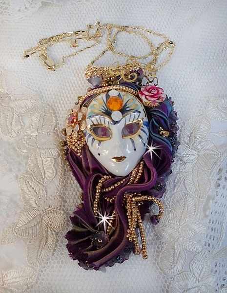 La Passionn&eacute;e de Venise anheng brodert med Shibori silkeb&aring;nd, halvedelstener Sugilite perler, krystaller og ulike perler