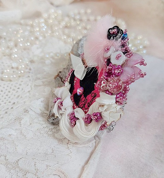 Pendentif Pink brod&eacute; avec ruban de soie, fleurs cloches en verre, rocailles, &eacute;cusson et pompons fourrure vison 