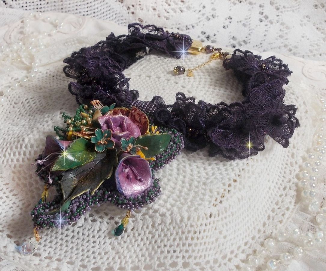 Haute-Couture Flower Poetry anheng brodert med porselensblomster, antikk lilla blonder, krystaller, frøperler med 925 sølv og gullbelagt tilbehør