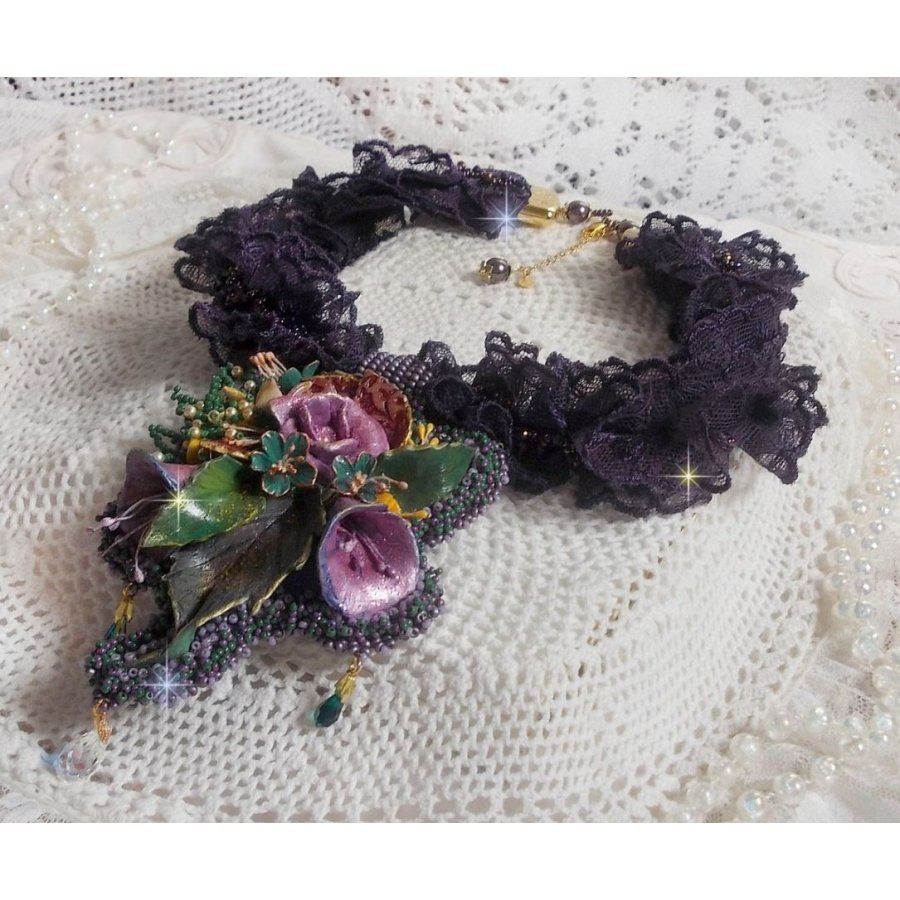 Haute-Couture Flower Poetry anheng brodert med porselensblomster, antikk lilla blonder, krystaller, frøperler med 925 sølv og gullbelagt tilbehør