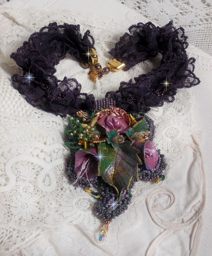 Haute-Couture Flower Poetry anheng brodert med porselensblomster, antikk lilla blonder, krystaller, frøperler med 925 sølv og gullbelagt tilbehør