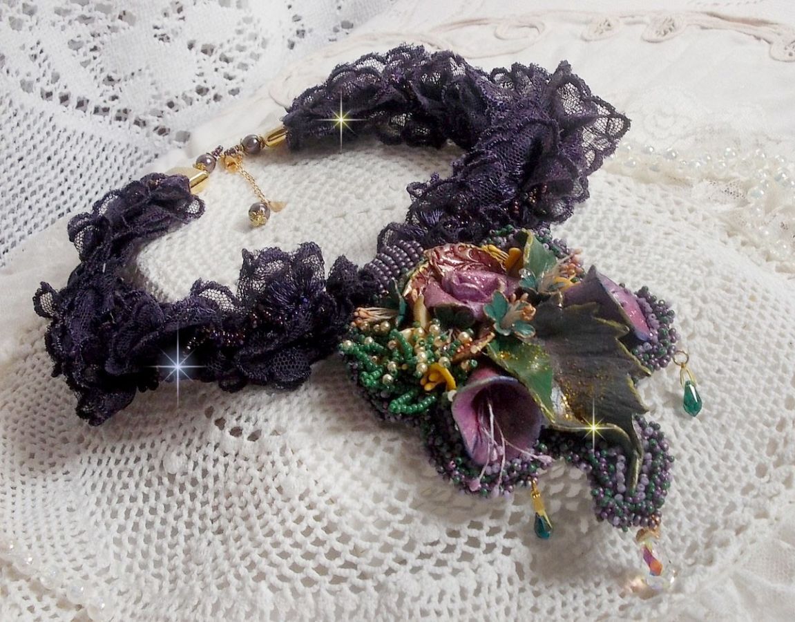 Haute-Couture Flower Poetry anheng brodert med porselensblomster, antikk lilla blonder, krystaller, frøperler med 925 sølv og gullbelagt tilbehør