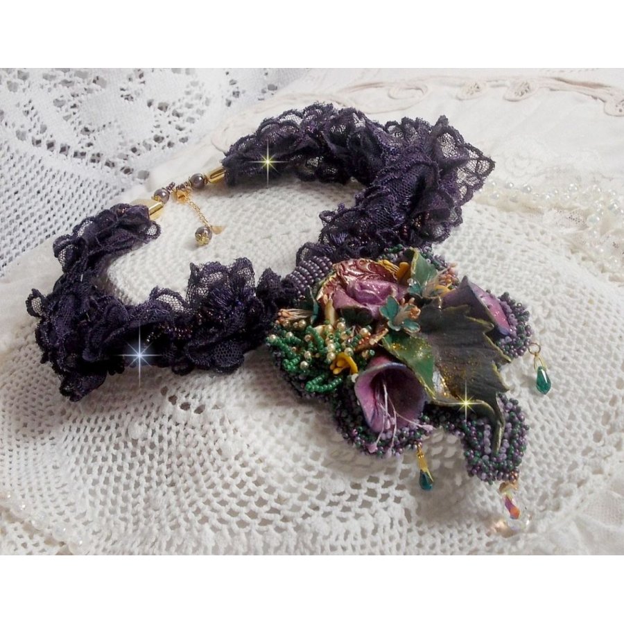 Haute-Couture Flower Poetry anheng brodert med porselensblomster, antikk lilla blonder, krystaller, frøperler med 925 sølv og gullbelagt tilbehør