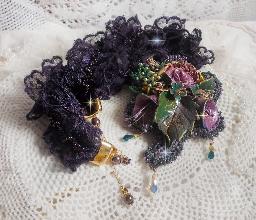 Haute-Couture Flower Poetry anheng brodert med porselensblomster, antikk lilla blonder, krystaller, frøperler med 925 sølv og gullbelagt tilbehør