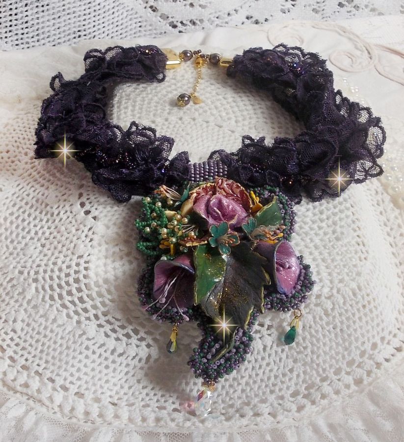 Haute-Couture Flower Poetry anheng brodert med porselensblomster, antikk lilla blonder, krystaller, frøperler med 925 sølv og gullbelagt tilbehør