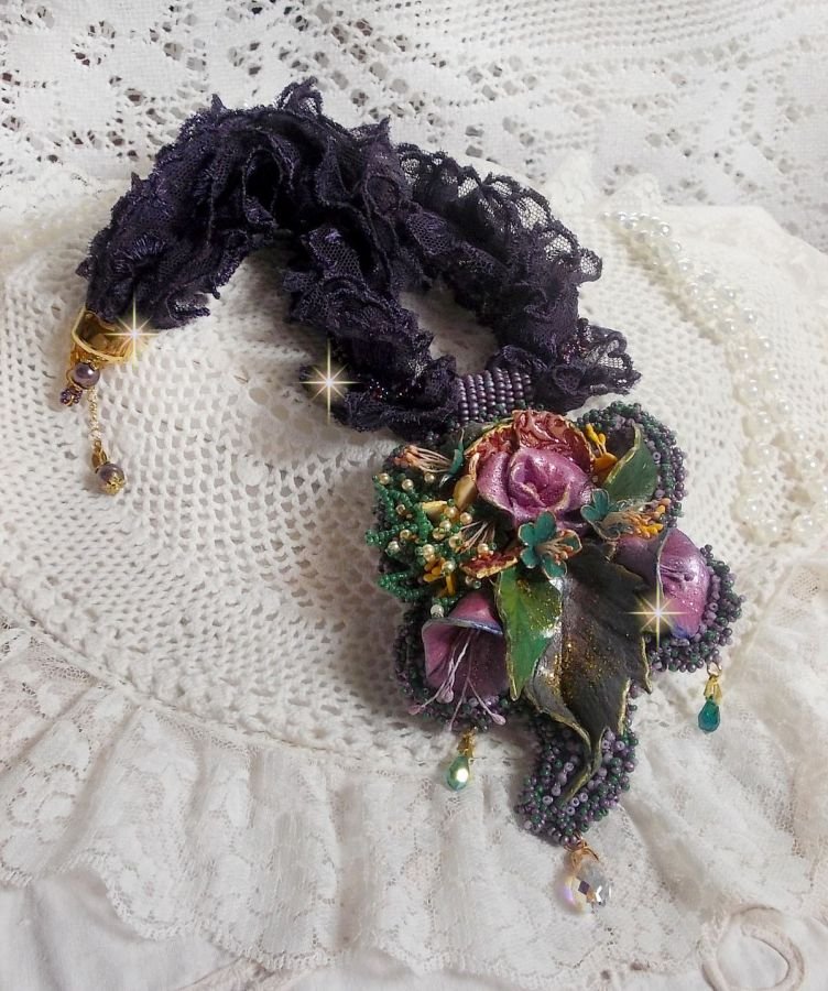 Haute-Couture Flower Poetry anheng brodert med porselensblomster, antikk lilla blonder, krystaller, frøperler med 925 sølv og gullbelagt tilbehør