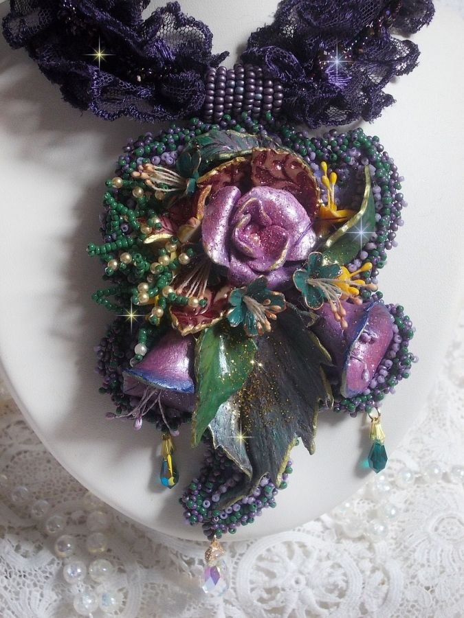 Haute-Couture Flower Poetry anheng brodert med porselensblomster, antikk lilla blonder, krystaller, frøperler med 925 sølv og gullbelagt tilbehør
