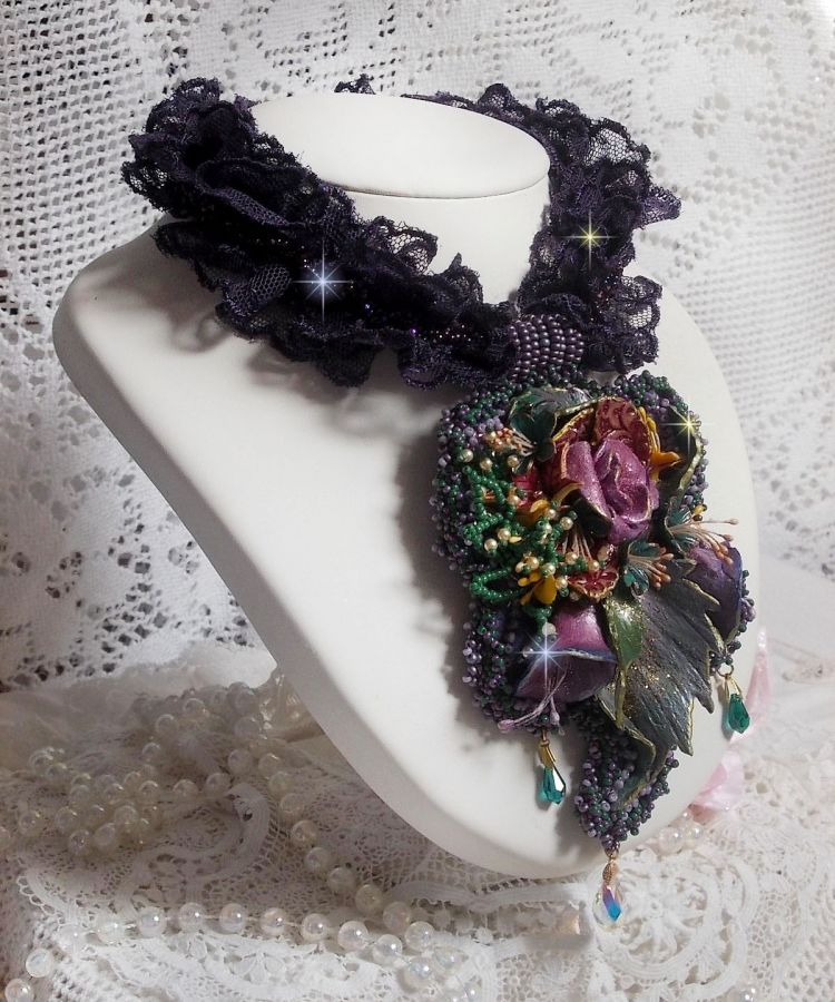 Haute-Couture Flower Poetry anheng brodert med porselensblomster, antikk lilla blonder, krystaller, frøperler med 925 sølv og gullbelagt tilbehør