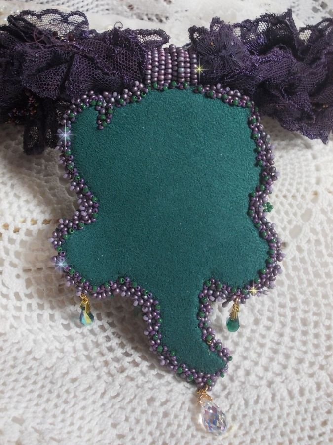 Haute-Couture Flower Poetry anheng brodert med porselensblomster, antikk lilla blonder, krystaller, frøperler med 925 sølv og gullbelagt tilbehør