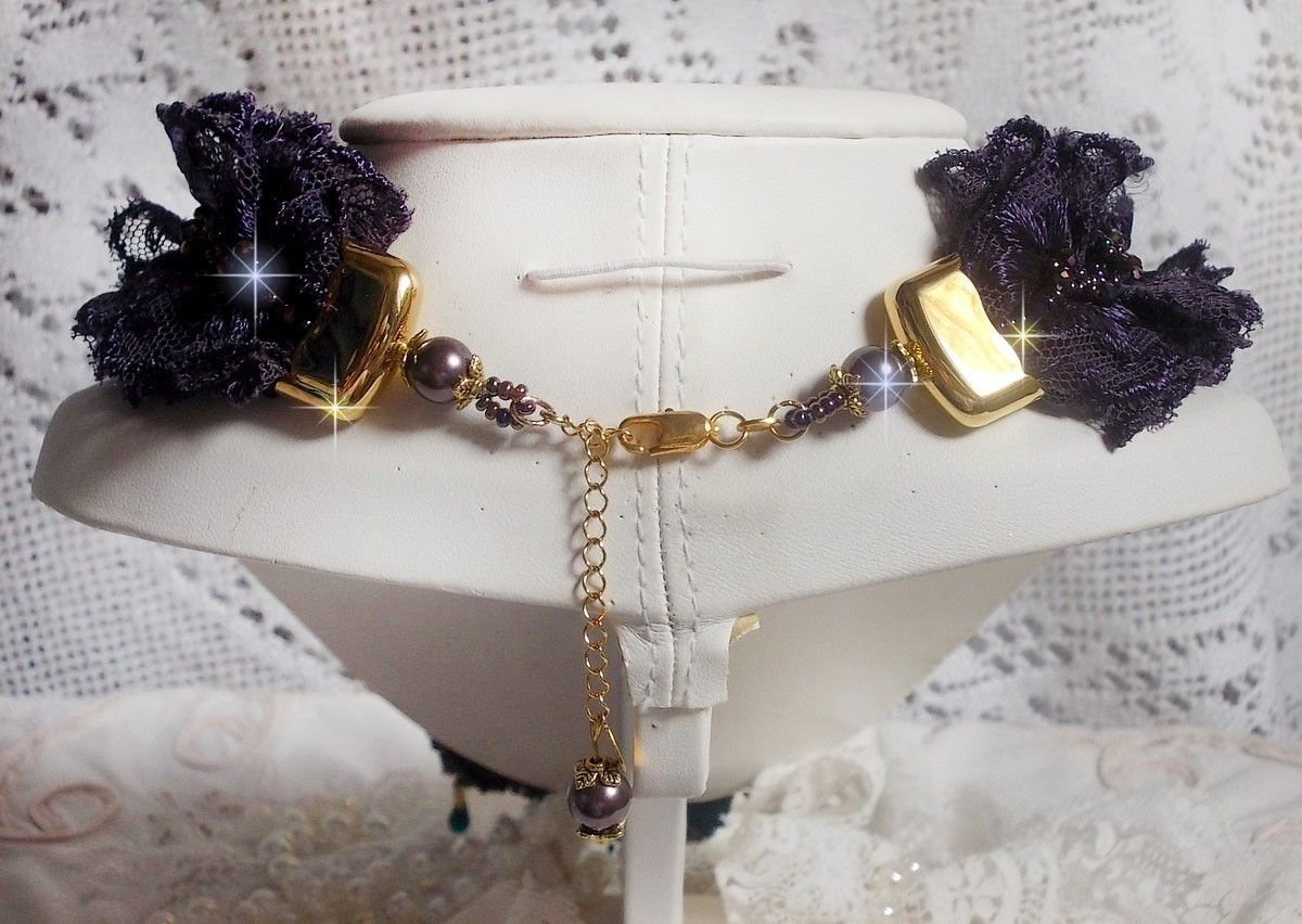 Haute-Couture Flower Poetry anheng brodert med porselensblomster, antikk lilla blonder, krystaller, frøperler med 925 sølv og gullbelagt tilbehør
