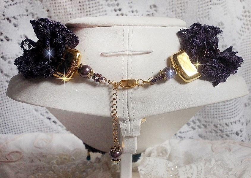 Haute-Couture Flower Poetry anheng brodert med porselensblomster, antikk lilla blonder, krystaller, fr&oslash;perler med 925 s&oslash;lv og gullbelagt tilbeh&oslash;r