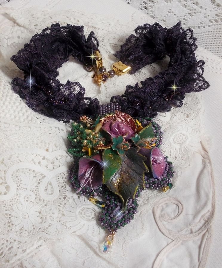 Haute-Couture Flower Poetry anheng brodert med porselensblomster, antikk lilla blonder, krystaller, frøperler med 925 sølv og gullbelagt tilbehør