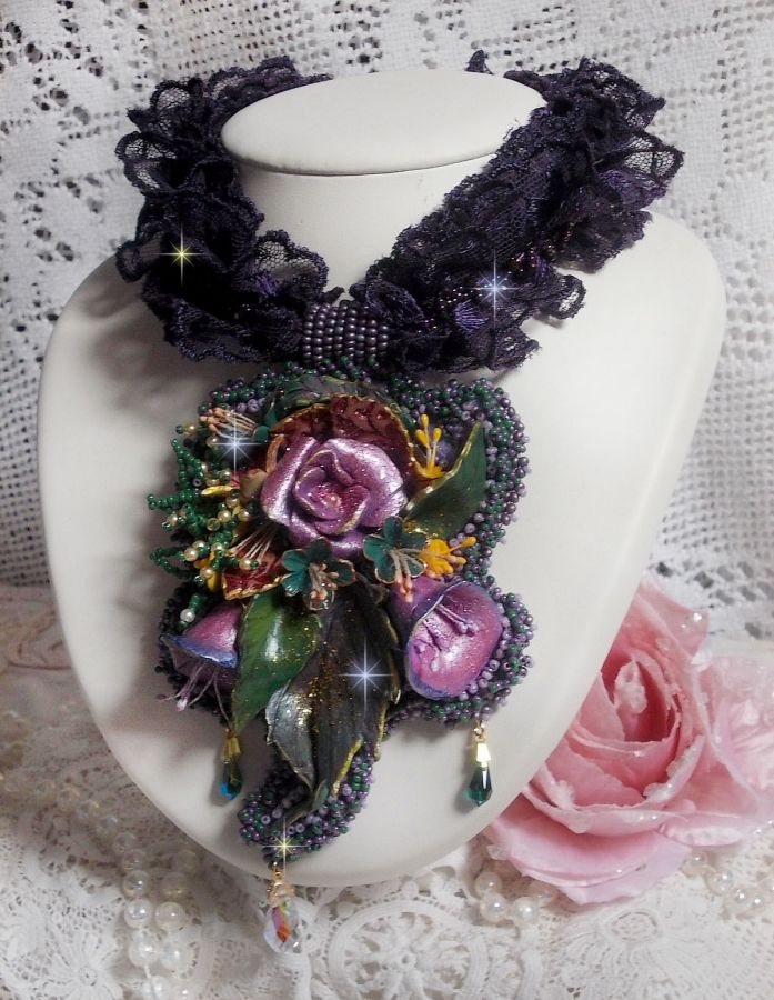 Haute-Couture Flower Poetry anheng brodert med porselensblomster, antikk lilla blonder, krystaller, frøperler med 925 sølv og gullbelagt tilbehør