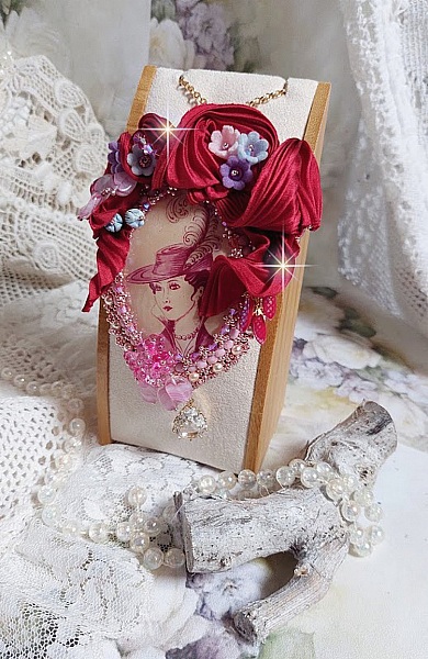 Pendentif Pretty Lady brod&eacute; avec ruban de soie, cabochon ovale r&eacute;sine, perles cristal Swarovski, perles verre et cha&icirc;ne plaqu&eacute; or