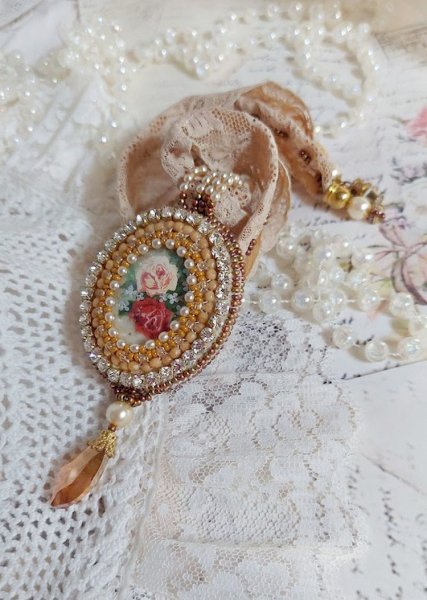 Reflets de Ros&eacute;e anheng halskjede, perleperler, Swarovski krystall og blonder.