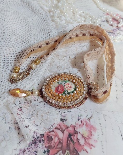 Reflets de Ros&eacute;e anheng halskjede, perleperler, Swarovski krystall og blonder.