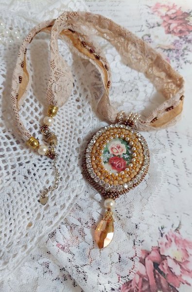 Reflets de Ros&eacute;e anheng halskjede, perleperler, Swarovski krystall og blonder.