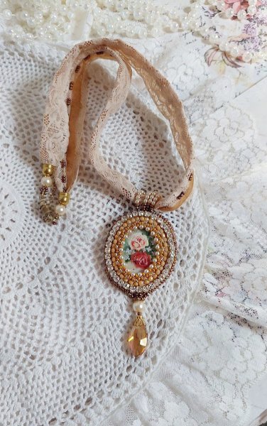 Reflets de Ros&eacute;e anheng halskjede, perleperler, Swarovski krystall og blonder.