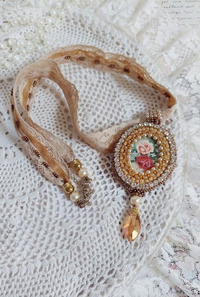 Reflets de Ros&eacute;e anheng halskjede, perleperler, Swarovski krystall og blonder.