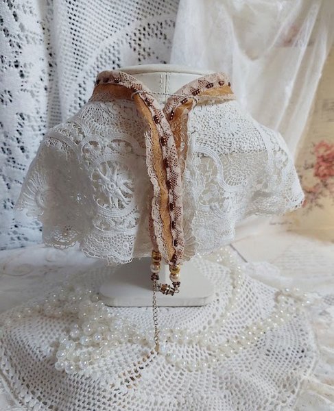 Reflets de Ros&eacute;e anheng halskjede, perleperler, Swarovski krystall og blonder.