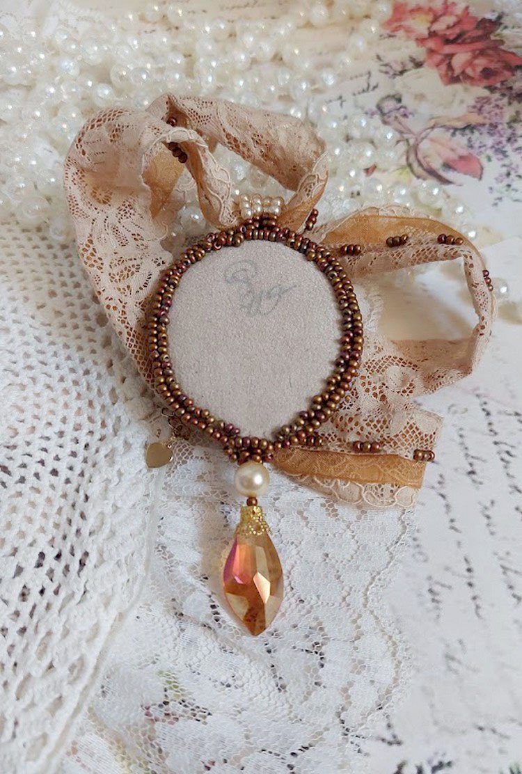 Reflets de Rosée anheng halskjede, perleperler, Swarovski krystall og blonder.