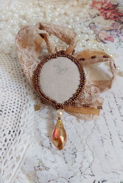 Reflets de Ros&eacute;e anheng halskjede, perleperler, Swarovski krystall og blonder.