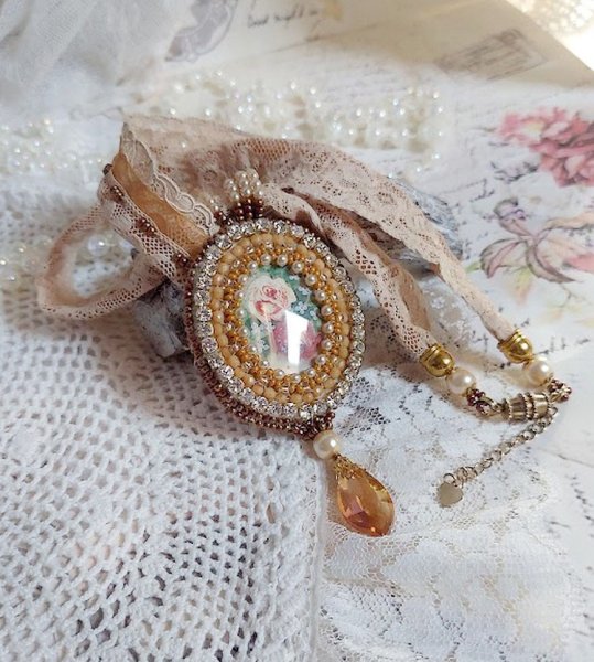 Reflets de Ros&eacute;e anheng halskjede, perleperler, Swarovski krystall og blonder.