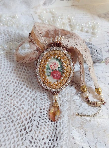 Reflets de Ros&eacute;e anheng halskjede, perleperler, Swarovski krystall og blonder.