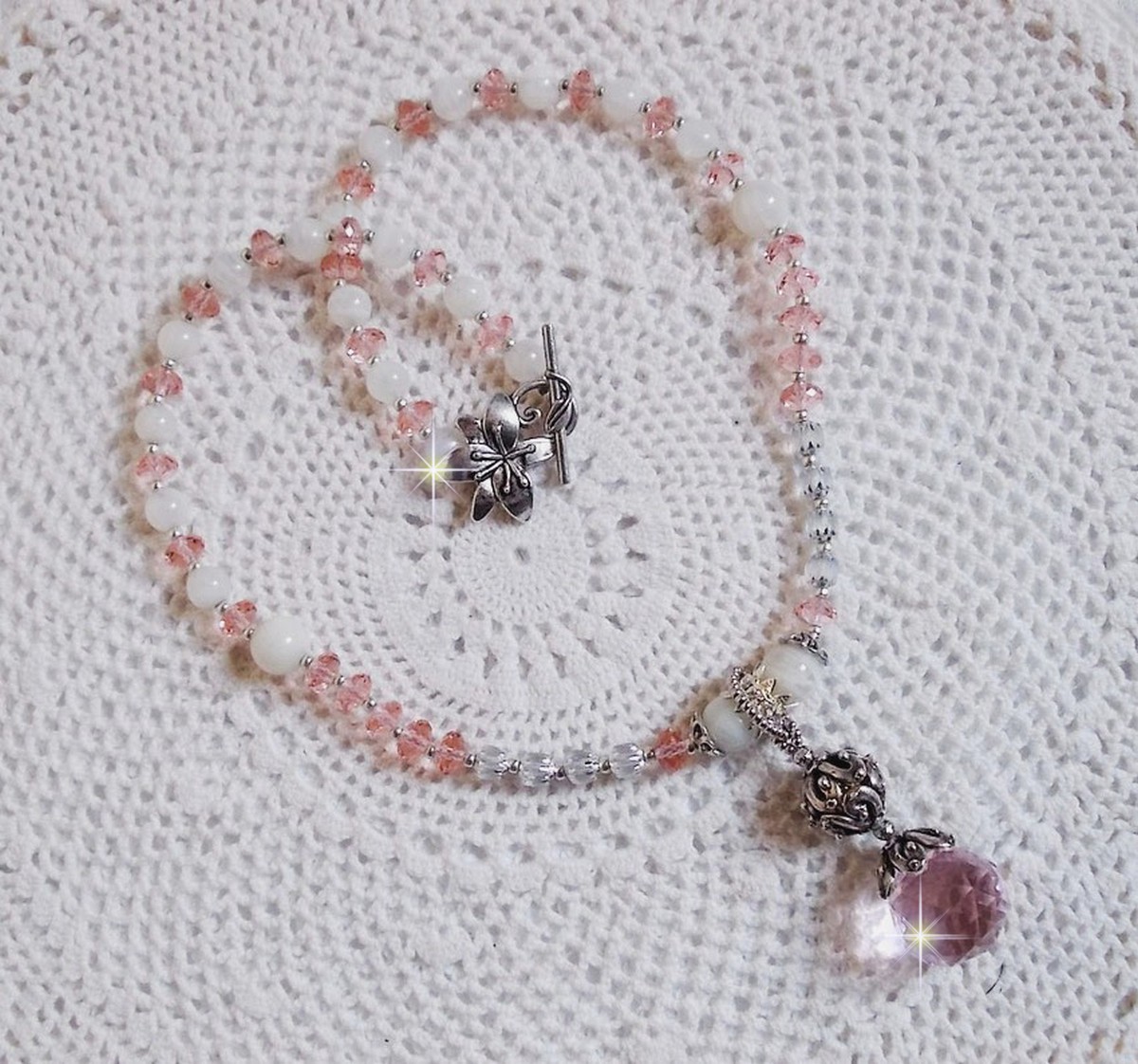 Rose Irisée anheng halskjede brodert med Swarovski krystaller, 925 sølv og månesteiner