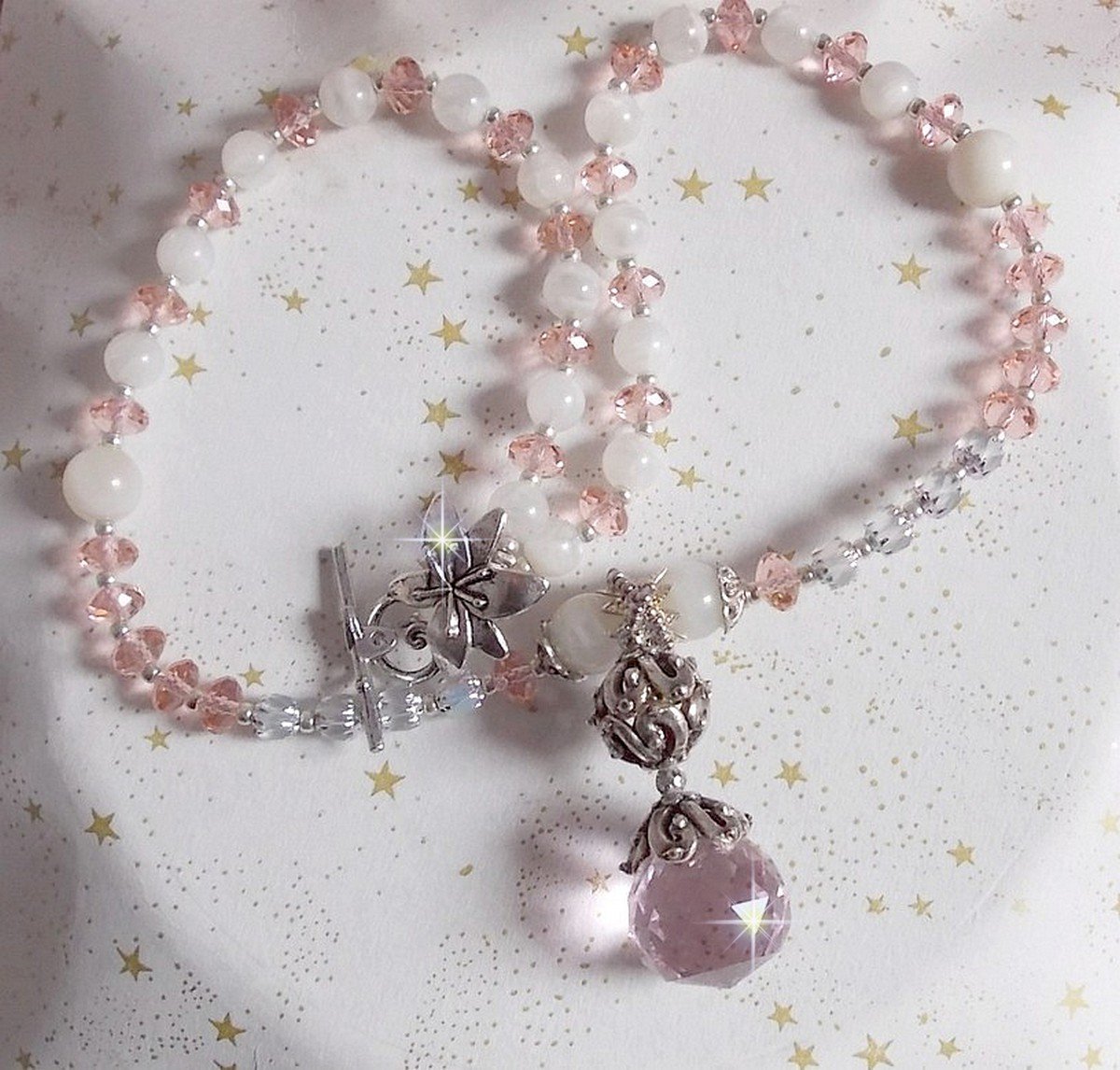 Rose Irisée anheng halskjede brodert med Swarovski krystaller, 925 sølv og månesteiner