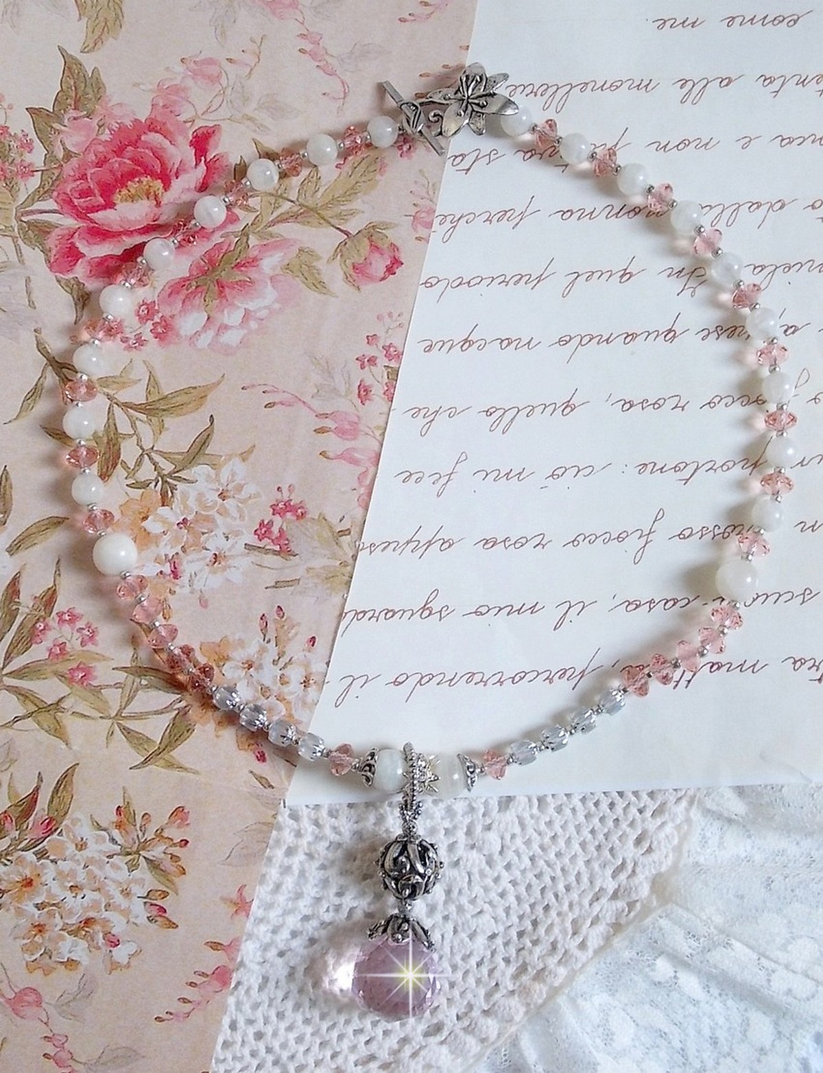 Rose Irisée anheng halskjede brodert med Swarovski krystaller, 925 sølv og månesteiner
