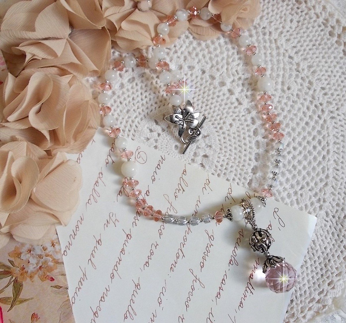 Rose Irisée anheng halskjede brodert med Swarovski krystaller, 925 sølv og månesteiner