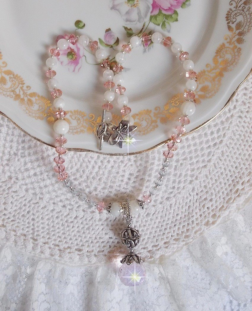 Rose Irisée anheng halskjede brodert med Swarovski krystaller, 925 sølv og månesteiner