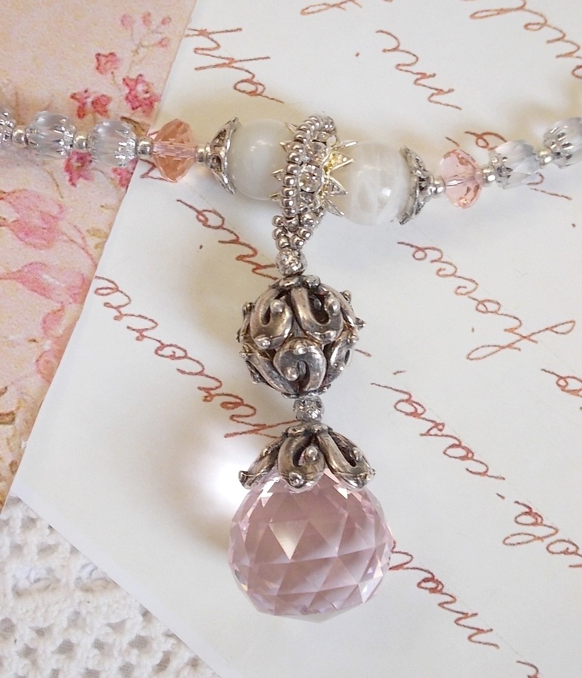 Rose Irisée anheng halskjede brodert med Swarovski krystaller, 925 sølv og månesteiner