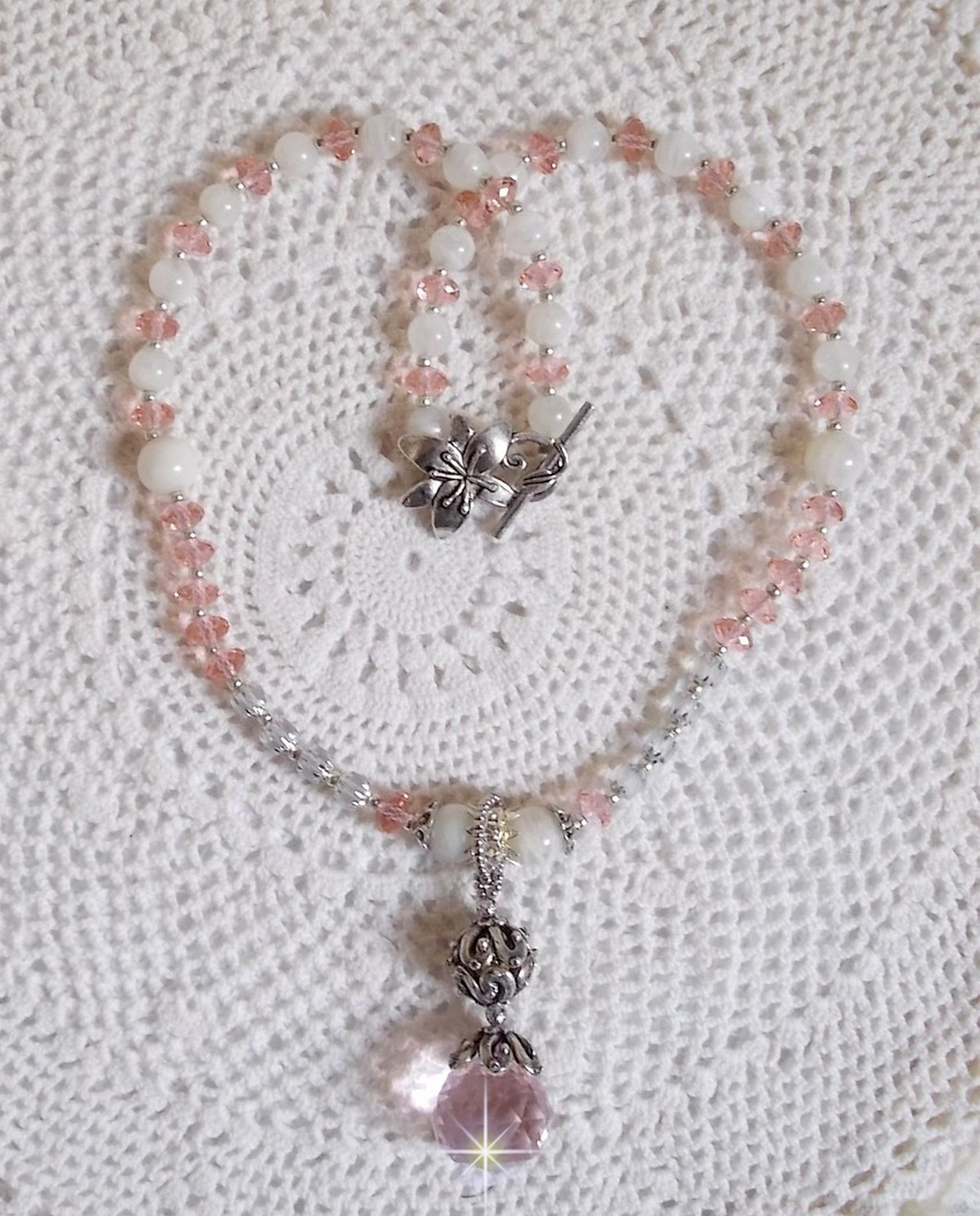 Rose Irisée anheng halskjede brodert med Swarovski krystaller, 925 sølv og månesteiner
