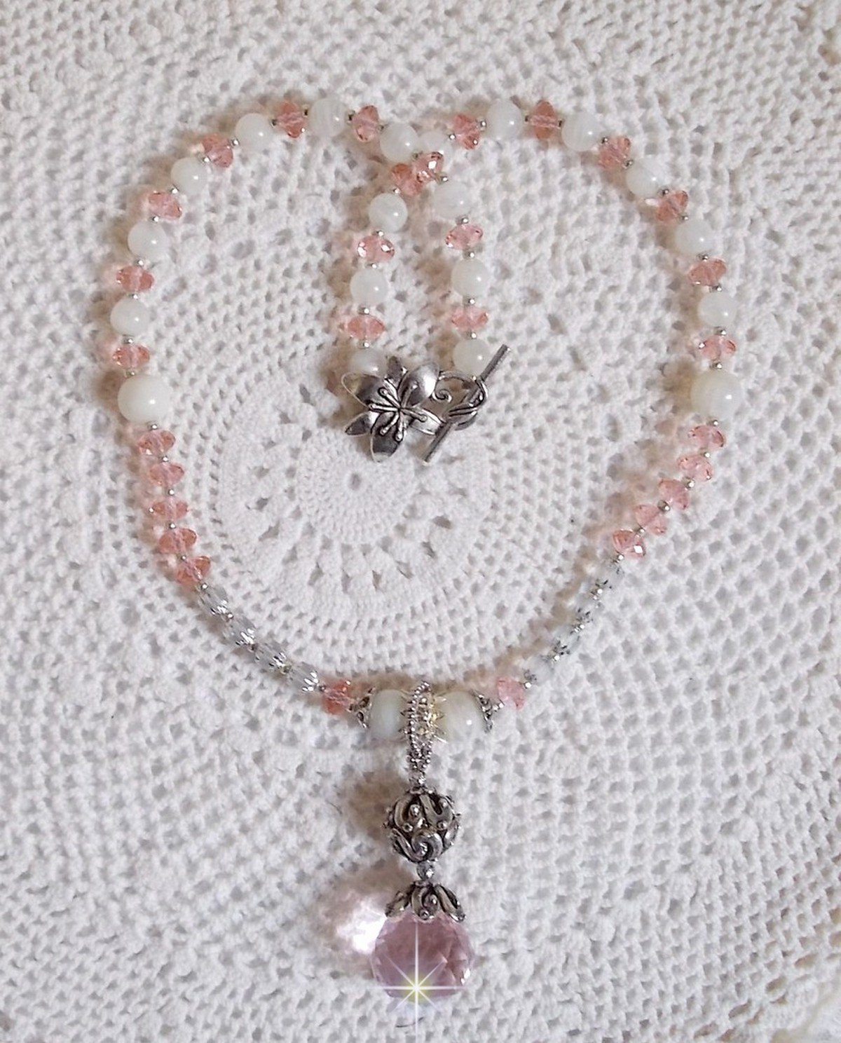 Rose Irisée anheng halskjede brodert med Swarovski krystaller, 925 sølv og månesteiner